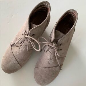 Toms taupe suede desert wedge